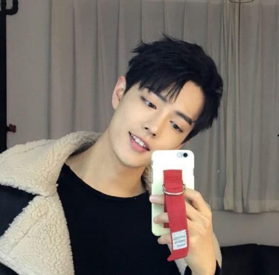 谢顶男明星网红,揭秘脱发背后的逆袭传奇！”