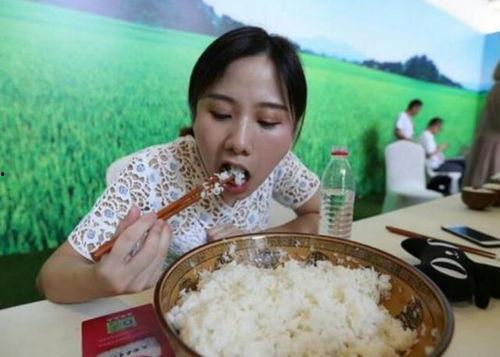 骑乘摇摆吃瓜黑料社区豆花视频,摇摆吃瓜，豆花视频背后的黑料风云