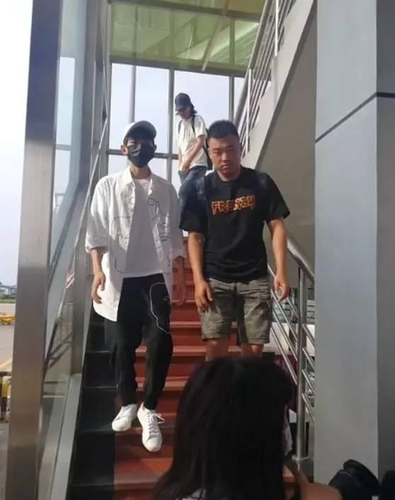 在外偶遇明星网红,瞬间成为焦点！